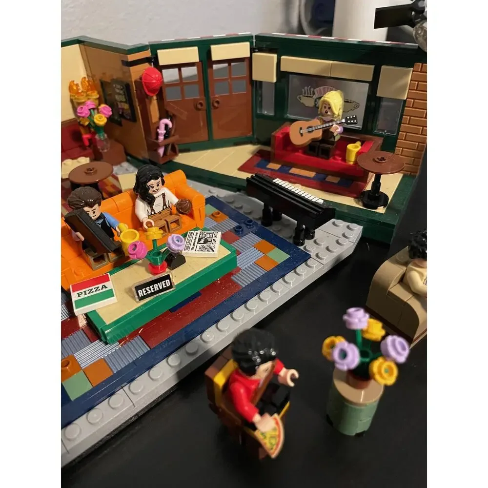 LEGO Ideas Central Perk 21319 Friends TV Series Set Minifigs Display READ DESC